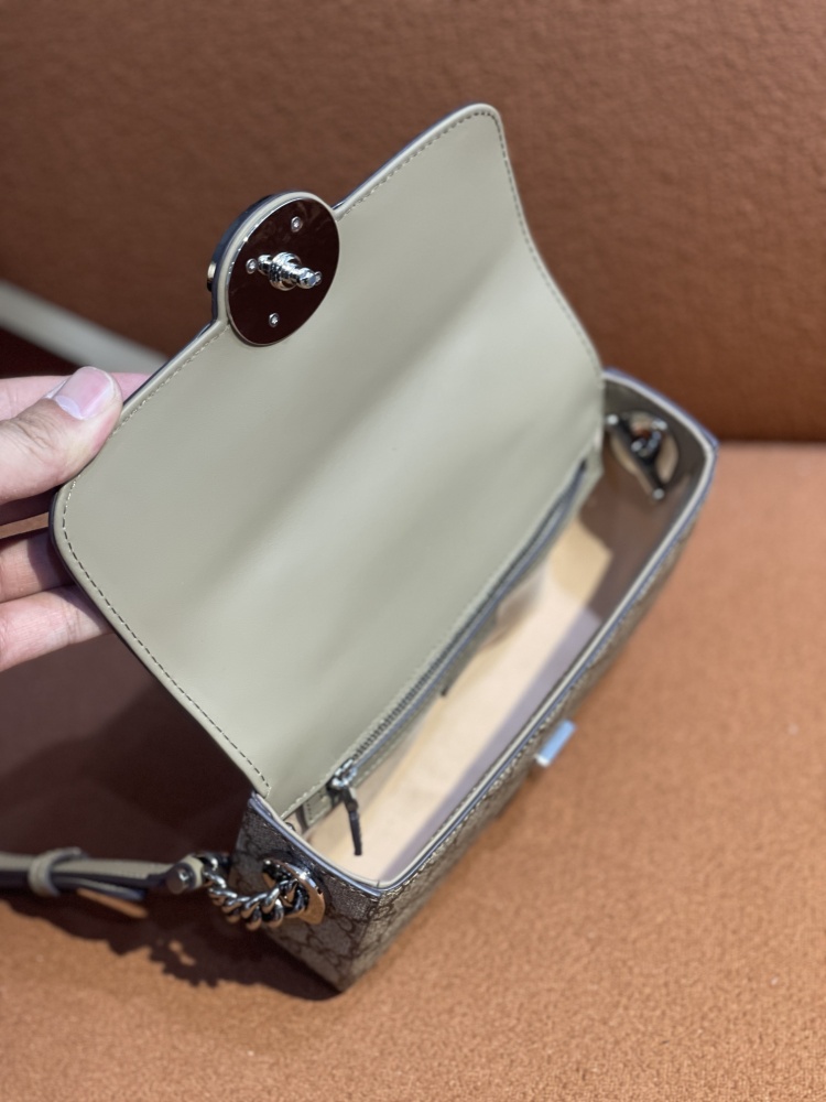 Gucci  size 21*10*5