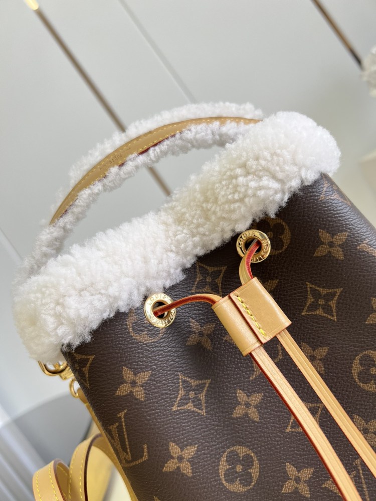 LV Azur Bucket Bags  size 20 x 20 x 13