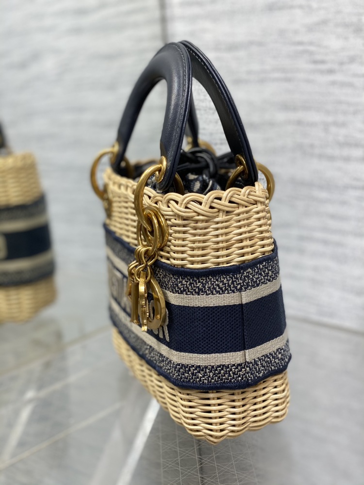 wicker Dior bucket size