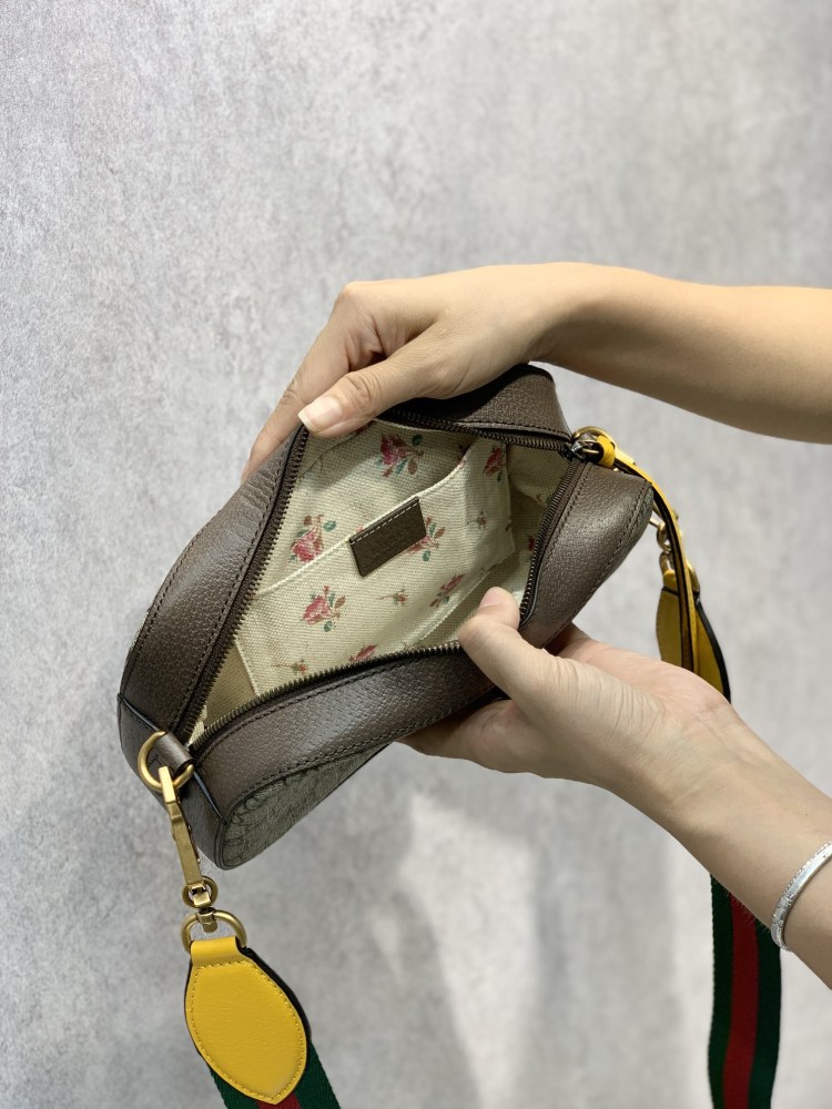 Gucci GG Supreme  size 24*15*7.5