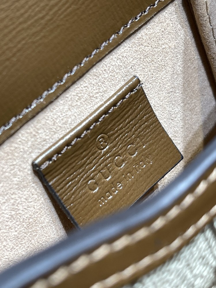 Gucci  size 17*11*4