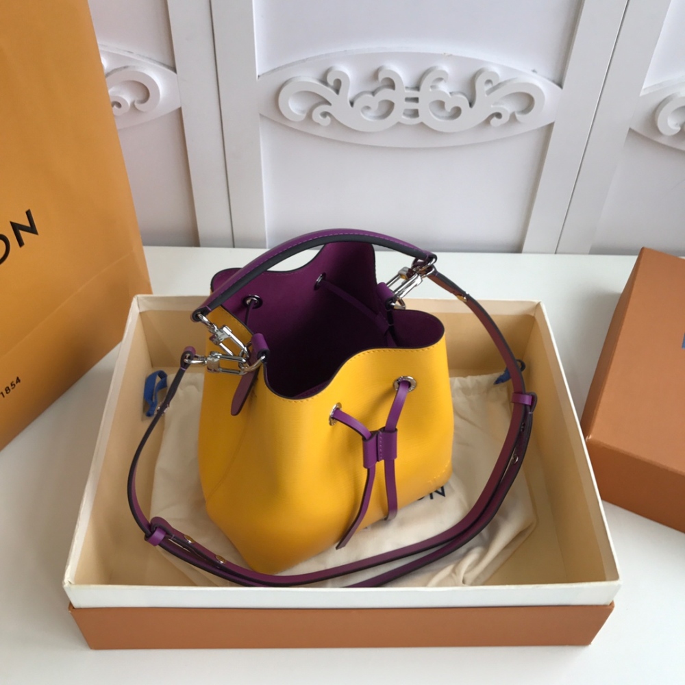LV Bucket Bags  Epi cm  size 20.0 x 20.0 x 13.0