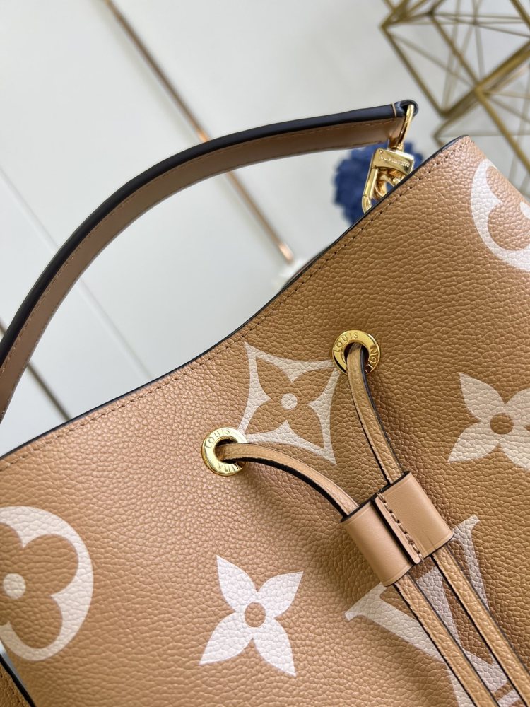 LV Monogram Empreinte Bucket Bags  size 26.0 x 26.0 x 17.5