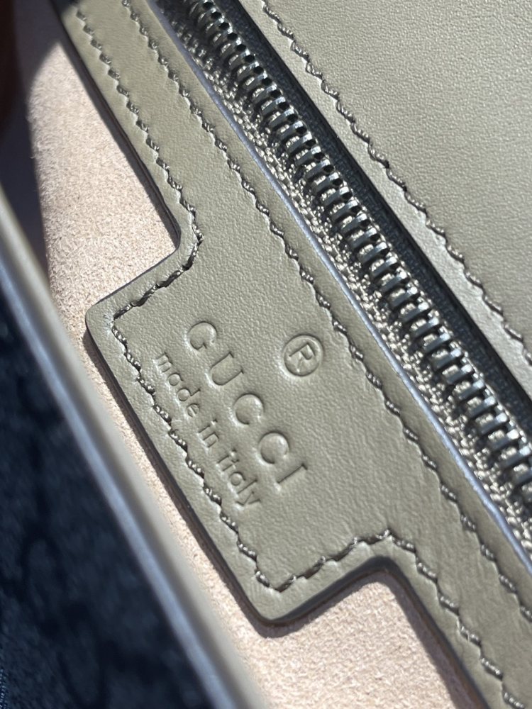 Gucci  size 21*10*5