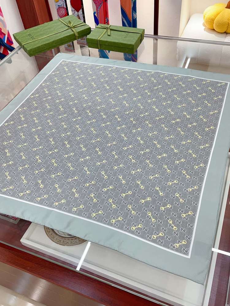 HERMES Scarf