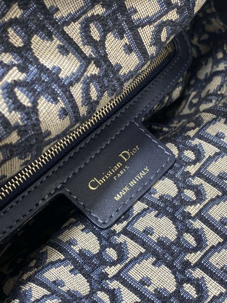 wicker Dior bucket size