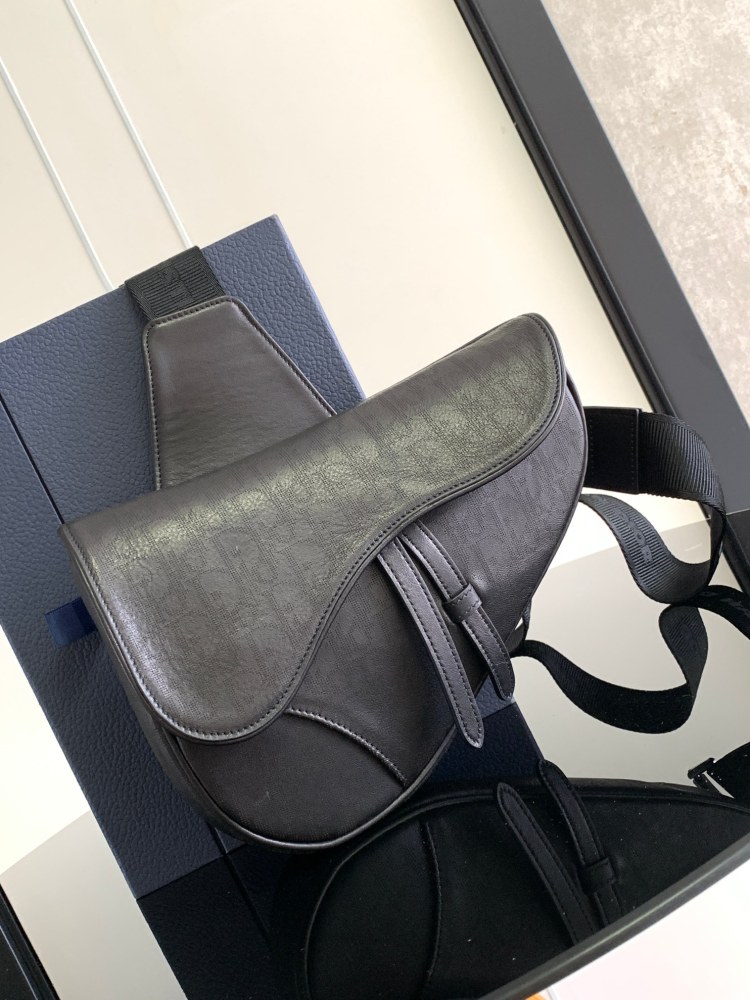 Dior man's Oblique saddle bag