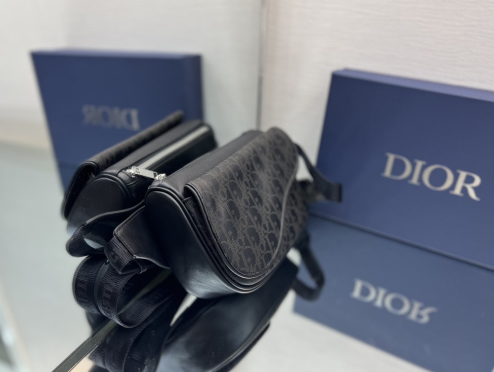 Dior man's Oblique saddle bag