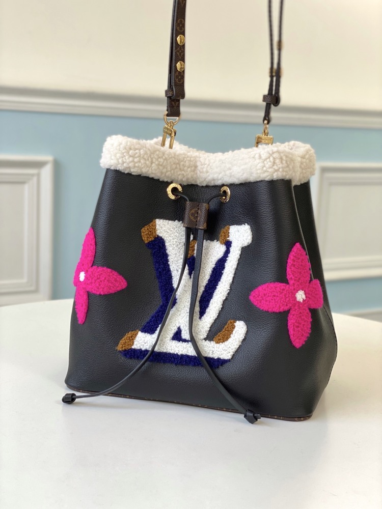 LV Monogram Bucket Bags  size 26 x 26 x 17.5