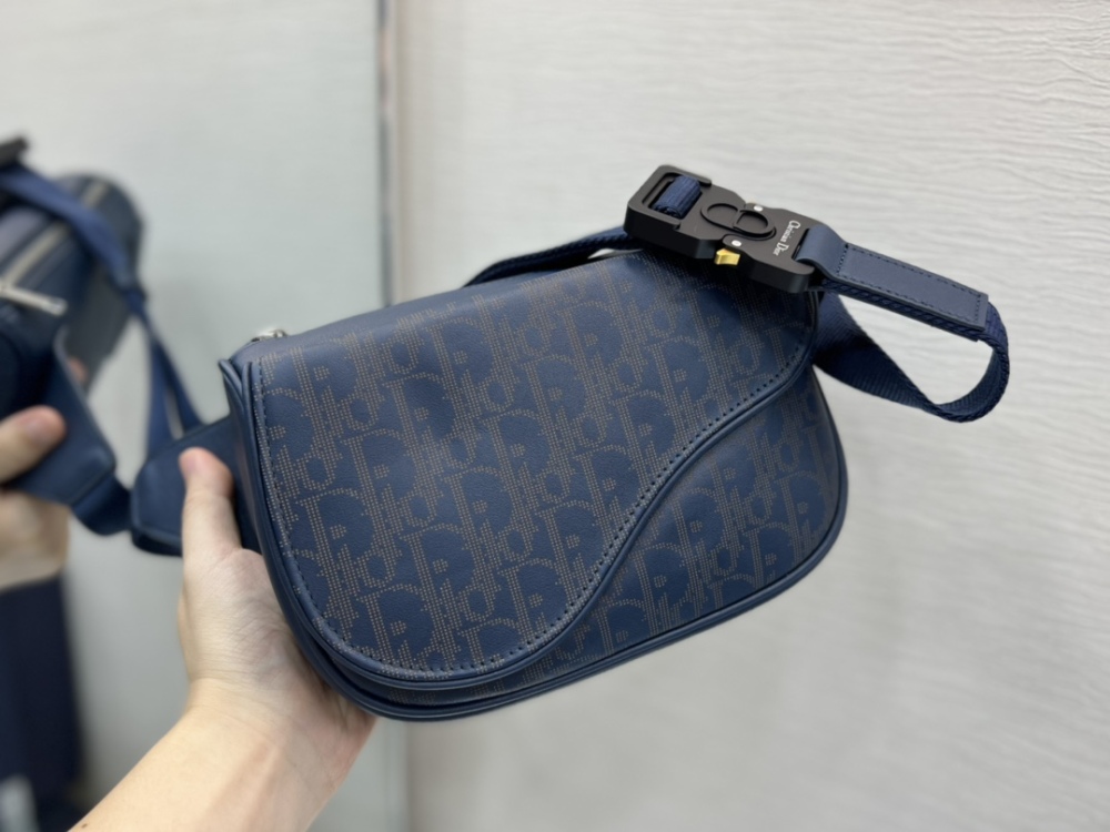 Dior man's Oblique saddle bag