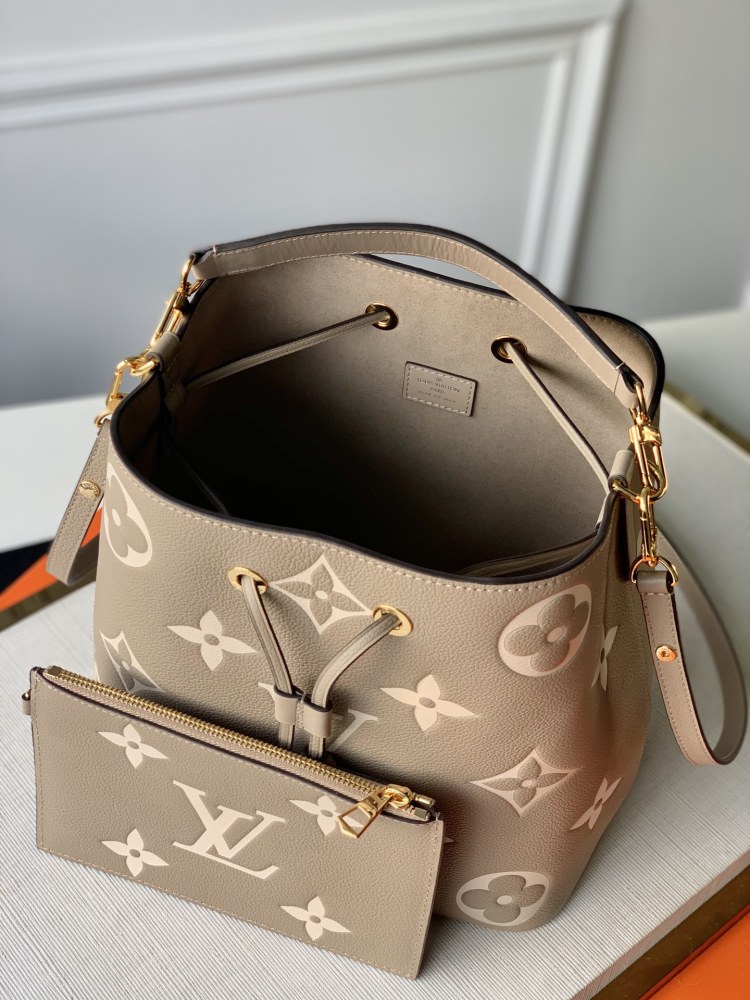 LV LV Monogram  size 26.0 x 26.0 x 17.5