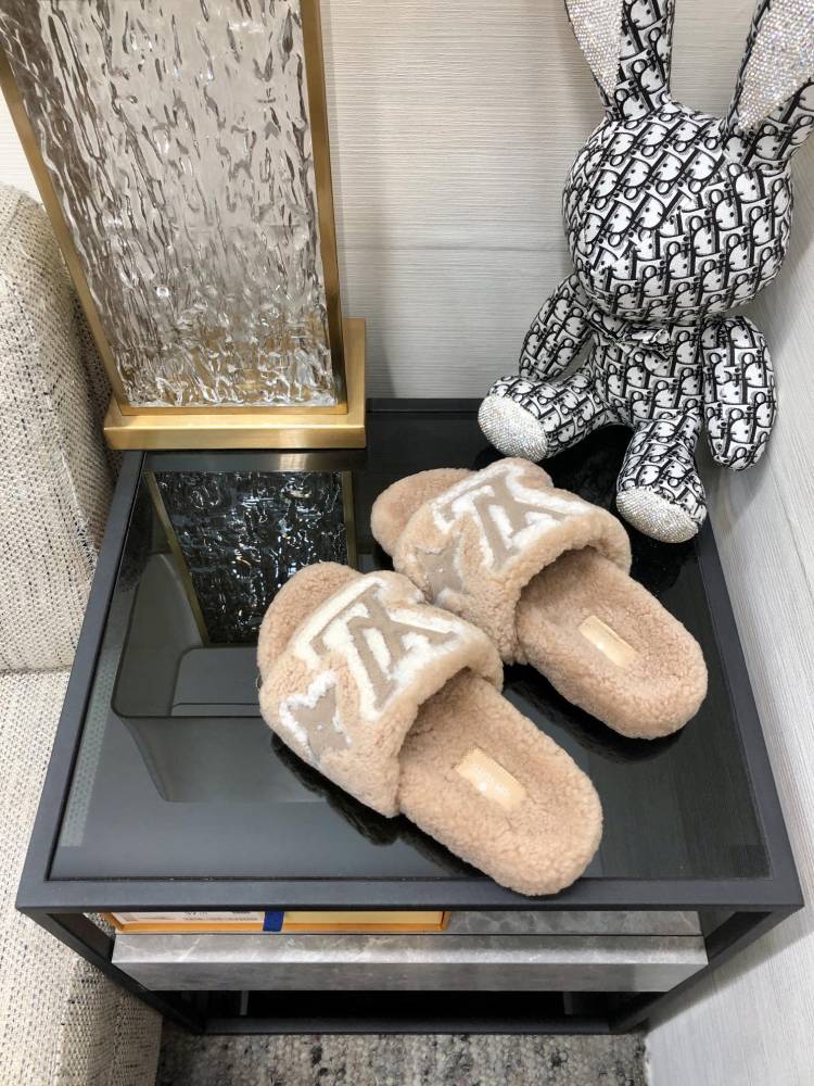 LV slippers lvu SIZE  lv毛拖