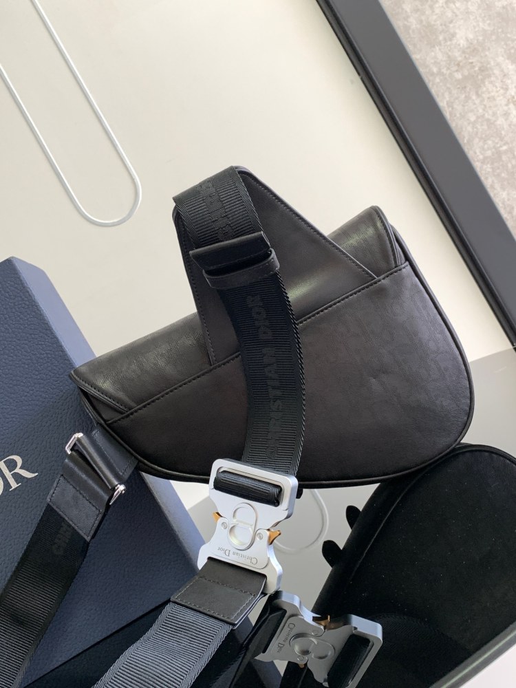 Dior man's Oblique saddle bag