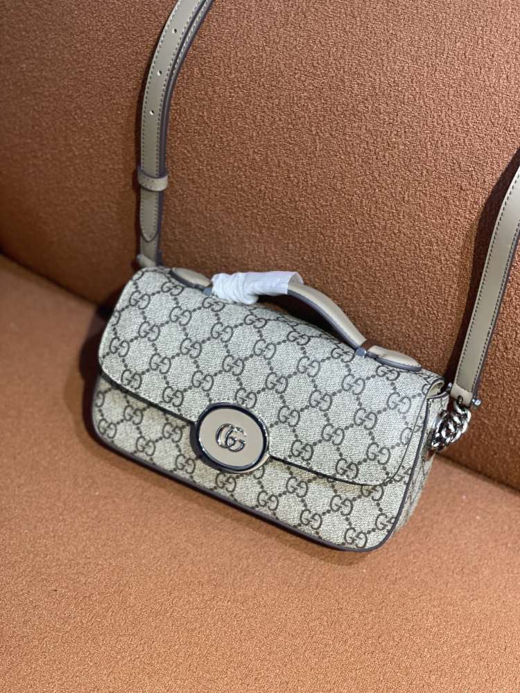 Gucci  size 21*10*5