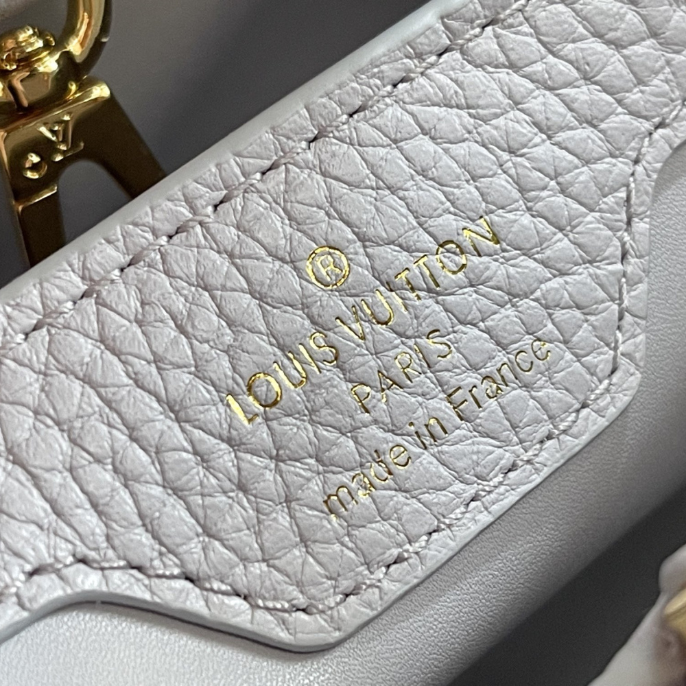 Louis Vuitton Capucines MM  M52689