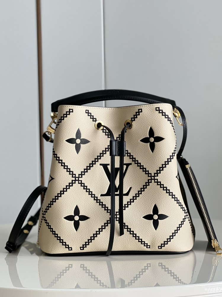 LV Monogram  Bucket Bags  size 26.0 x 26.0 x 17.5