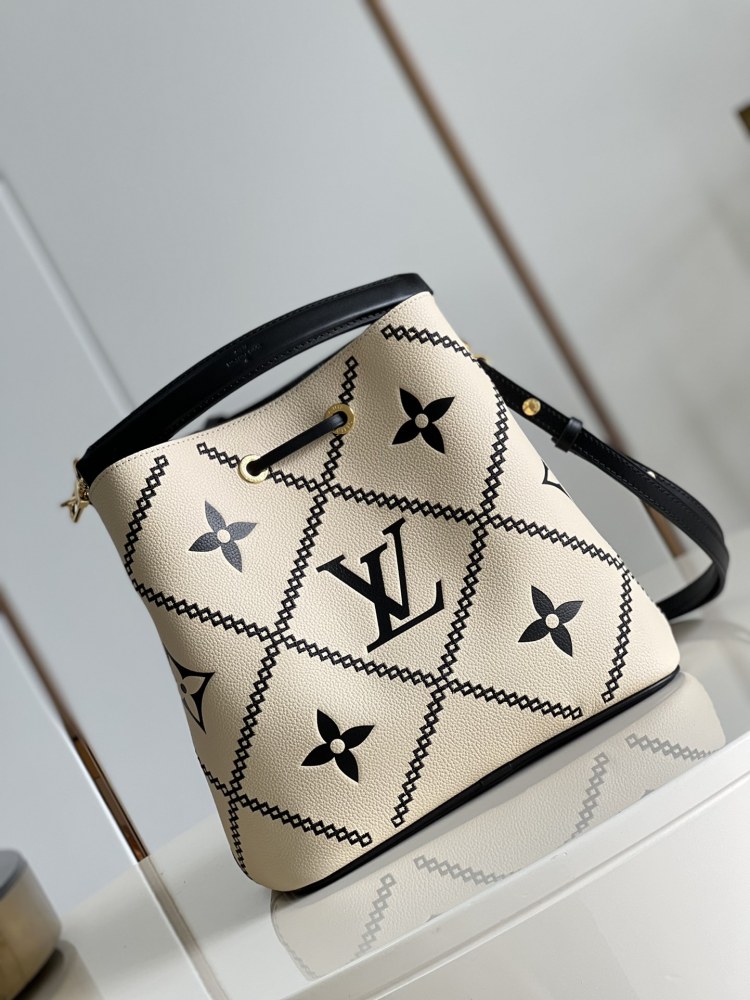 LV LV Monogram  size 26 x 26 x 17.5