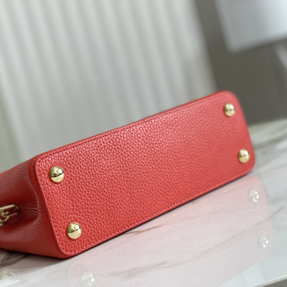 Louis Vuitton Capucines MM  M52689