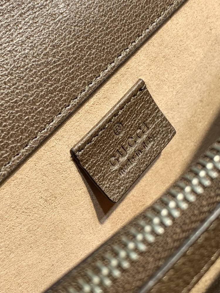 Gucci  size 28*17*9