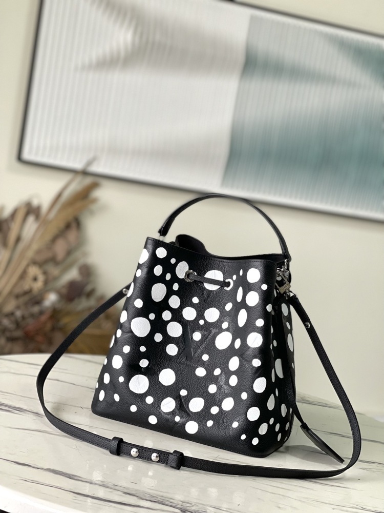 LV Bucket Bags Monogram size 20x20x13