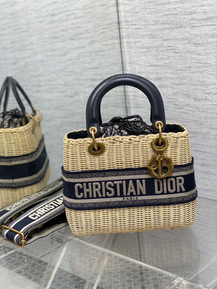 wicker Dior bucket size