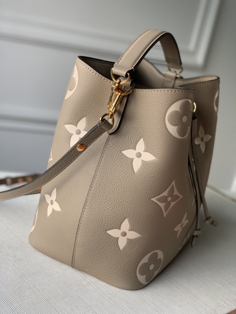 LV Monogram  Bucket Bags  size 26.0 x 26.0 x 17.5