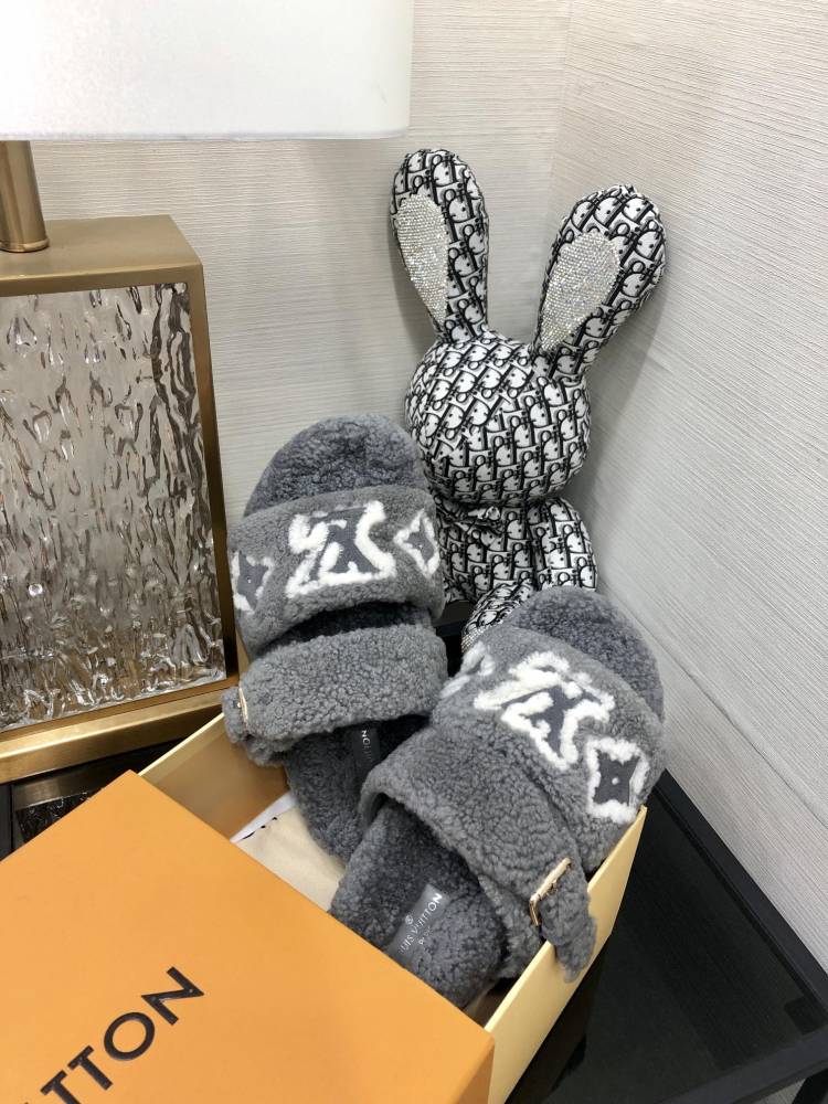 LV slippers lvu SIZE  lv毛拖