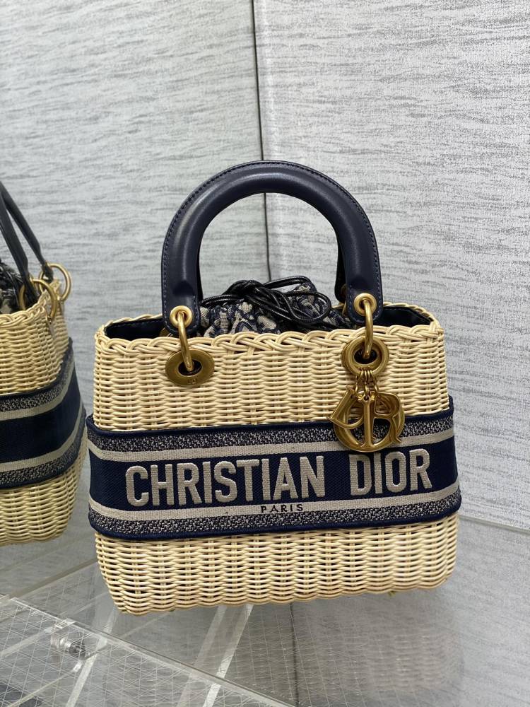 wicker Dior bucket size