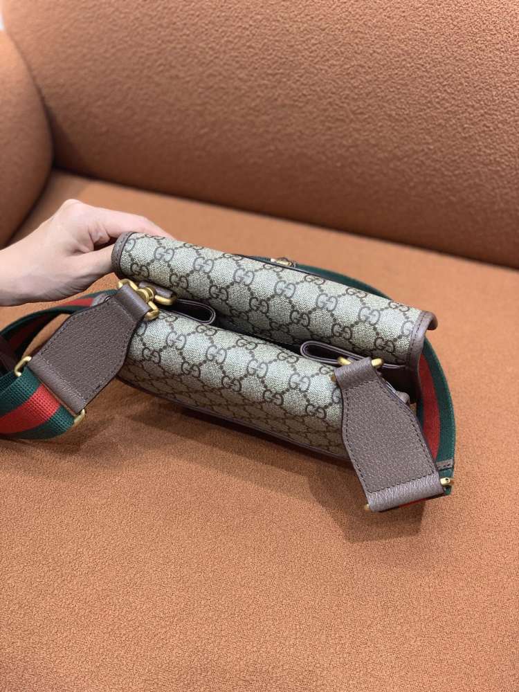 Gucci  size 22x16.5x4
