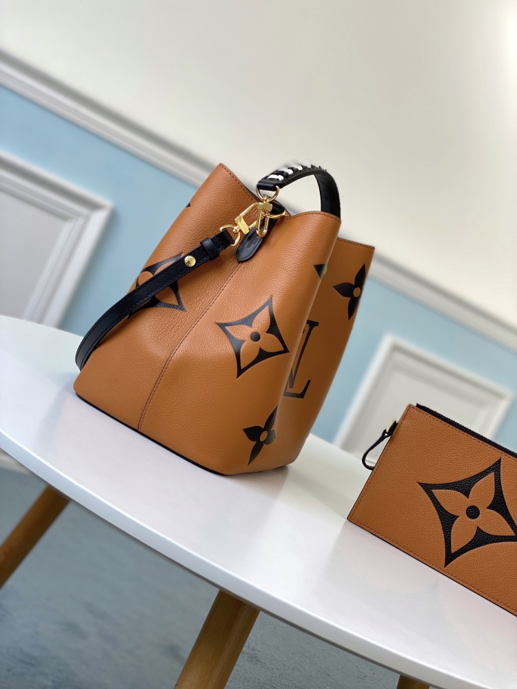 LV Monogram Bucket Bags  size 26.0 x 26.0 x 17.5