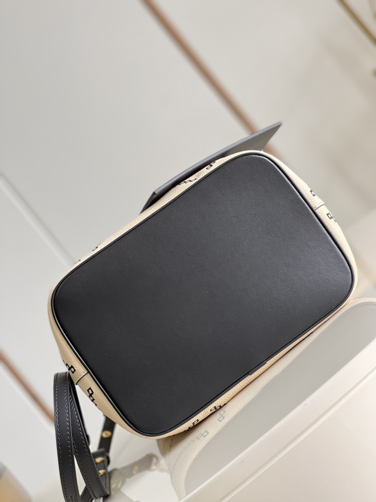 LV LV Monogram  size 26 x 26 x 17.5