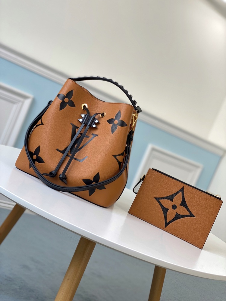 LV Monogram Bucket Bags  size 26.0 x 26.0 x 17.5