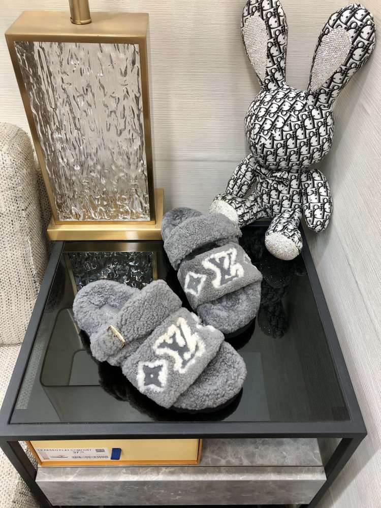 LV slippers lvu SIZE  lv毛拖
