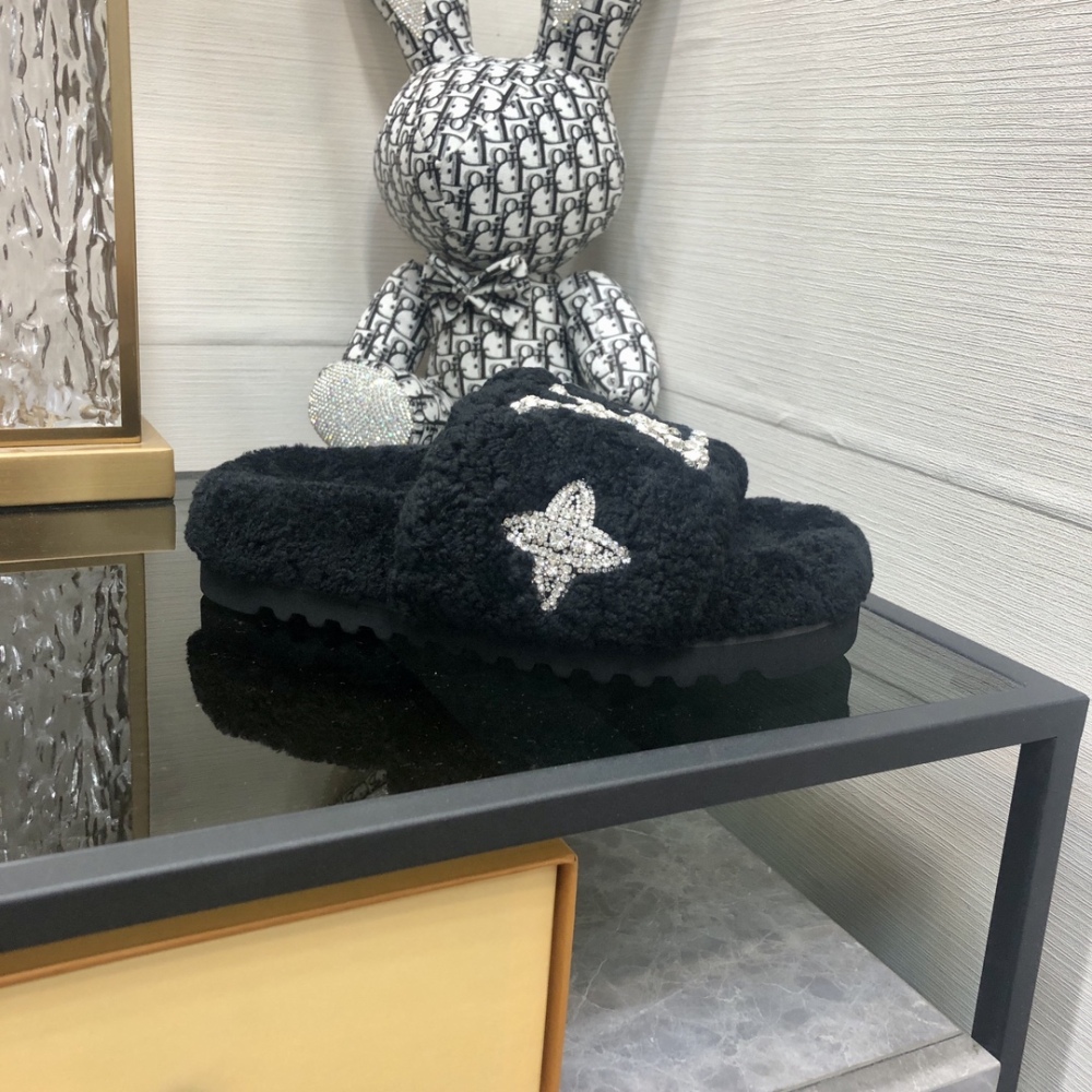 LV slippers lvu SIZE  lv毛拖