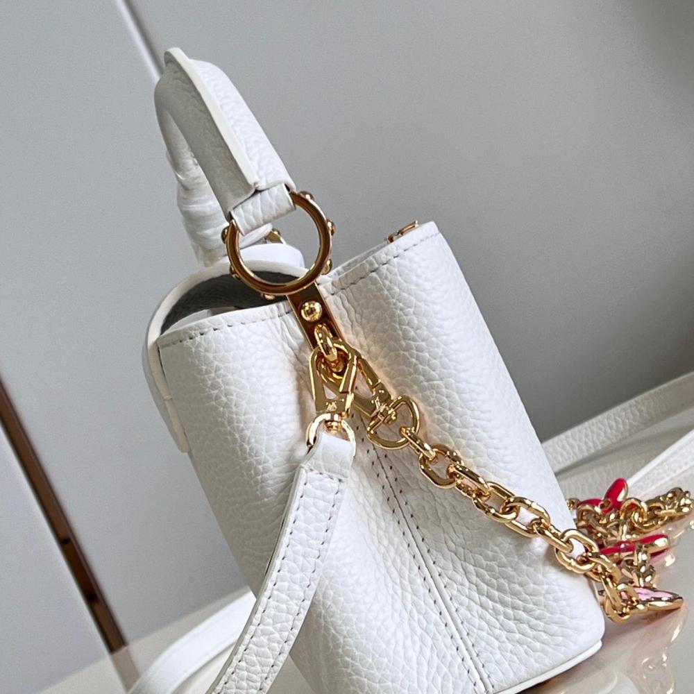 Capucines Taurillon Monogram size 27x18x9