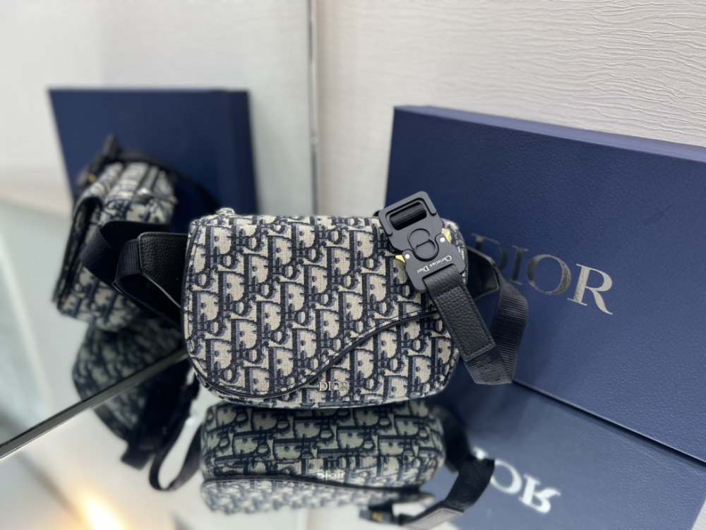 Dior man's Oblique saddle bag