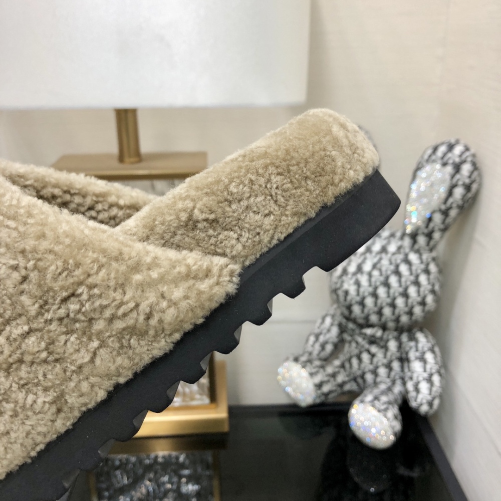 LV slippers lvu SIZE  lv毛拖
