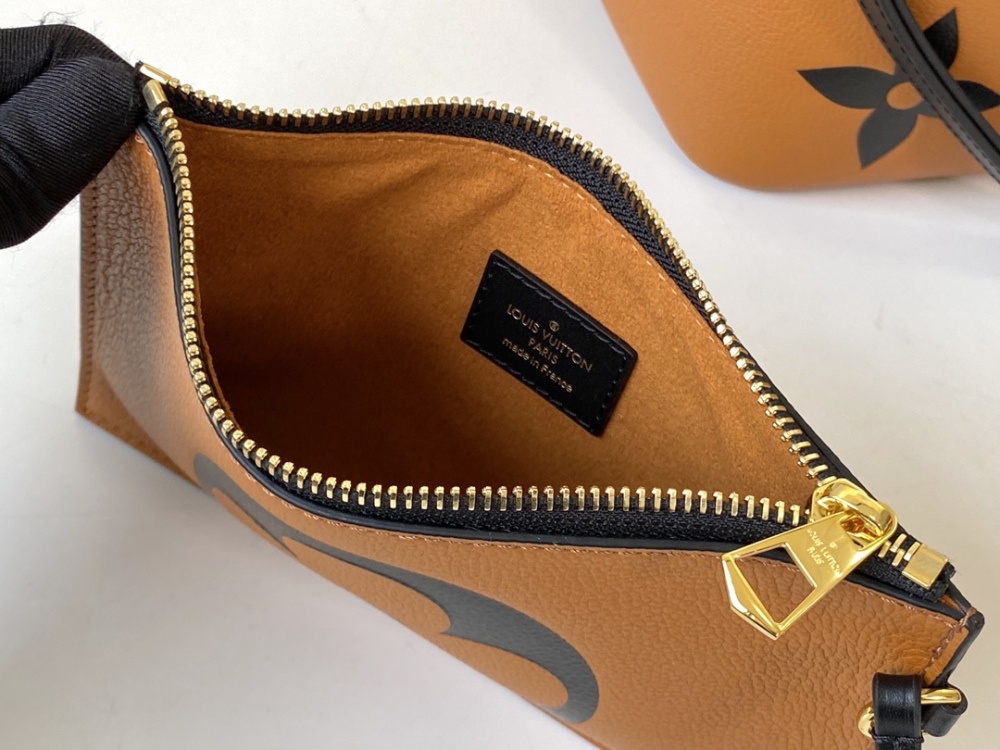 LV Monogram  size 26.0 x 26.0 x 17.5
