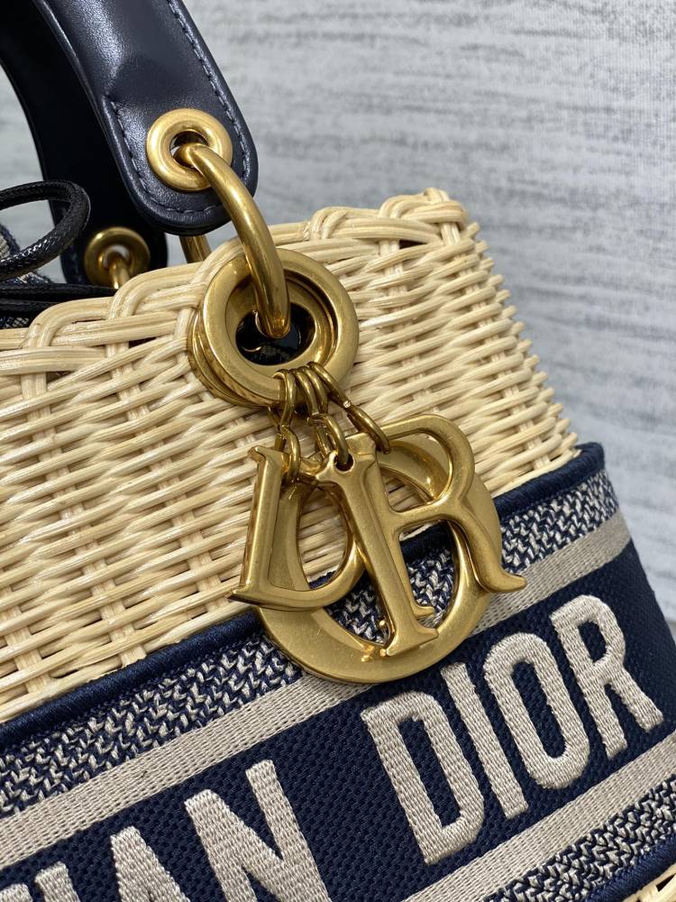 wicker Dior bucket size