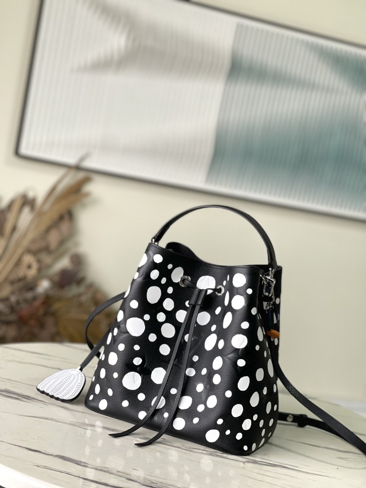 LV Bucket Bags Monogram size 20x20x13