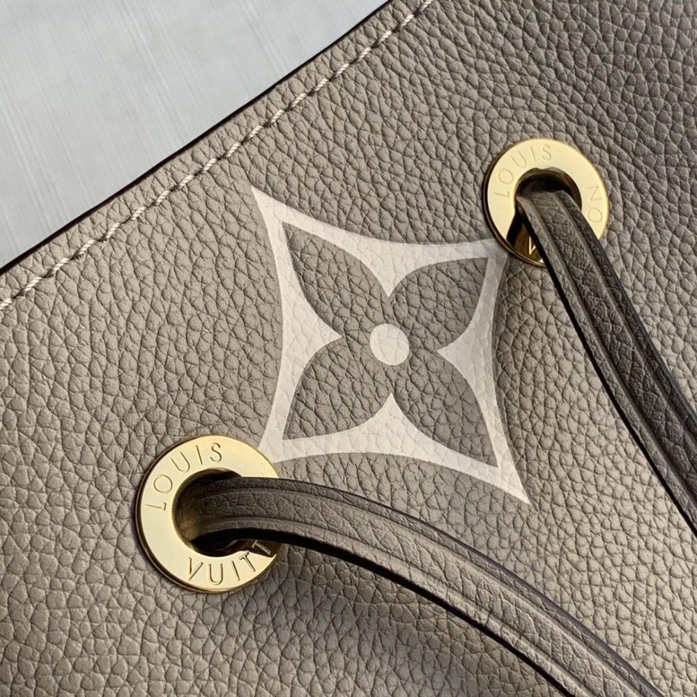 LV LV Monogram  size 26.0 x 26.0 x 17.5