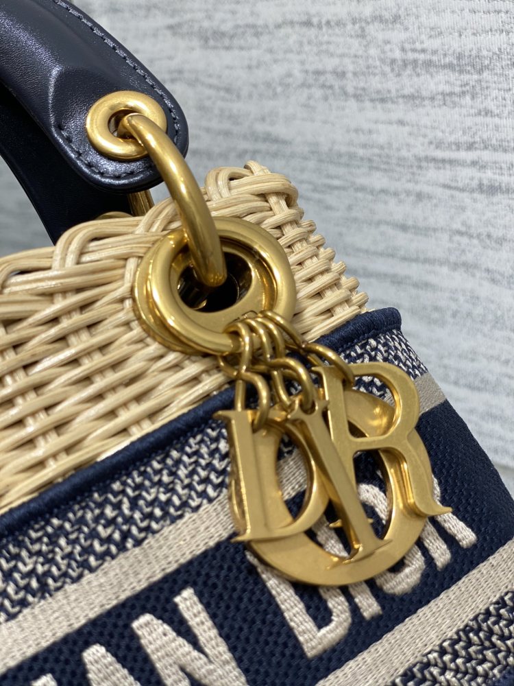 wicker Dior bucket size