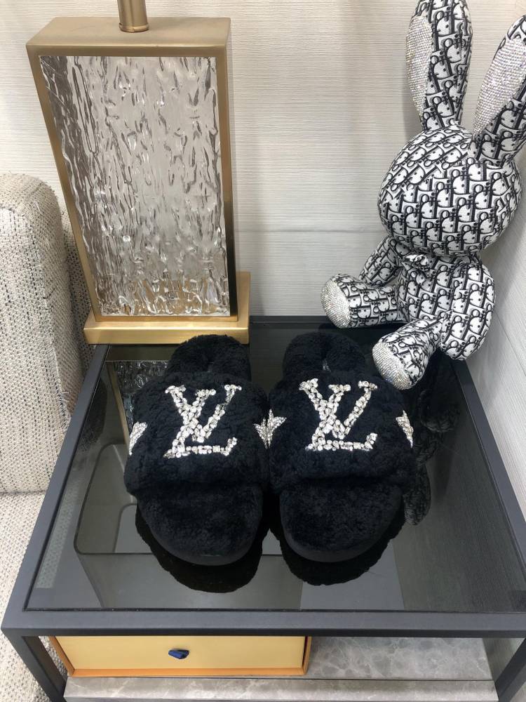 LV slippers lvu SIZE  lv毛拖