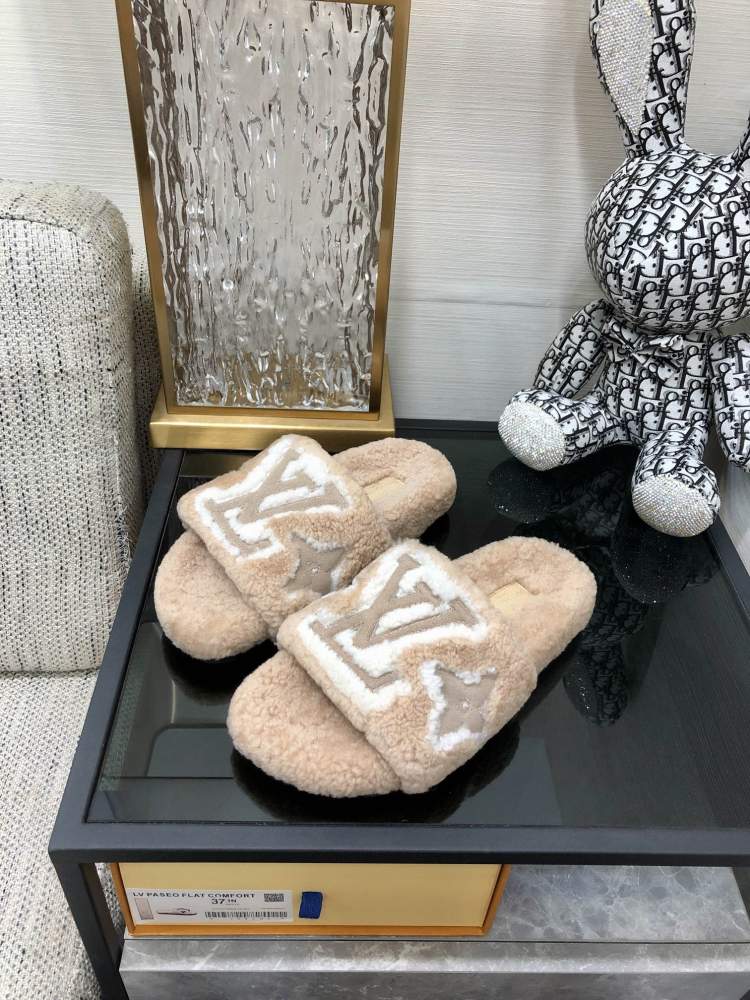 LV slippers lvu SIZE  lv毛拖