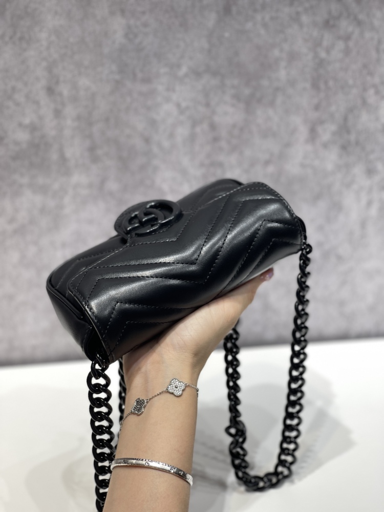 Gucci  size 16.5*5*10