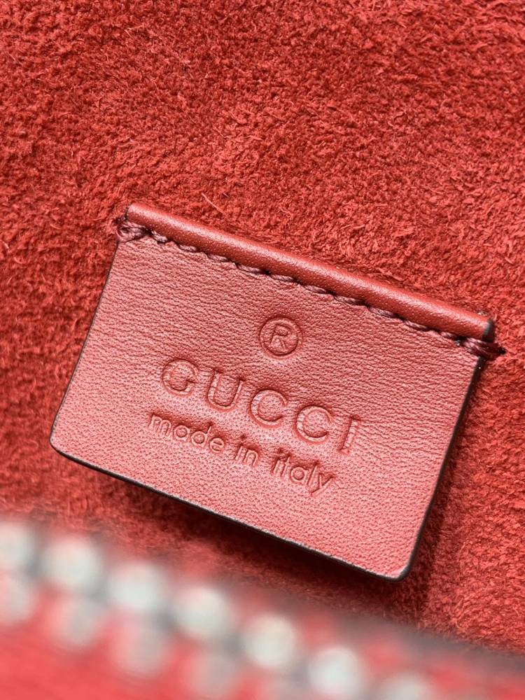 Gucci  size 28*18*9
