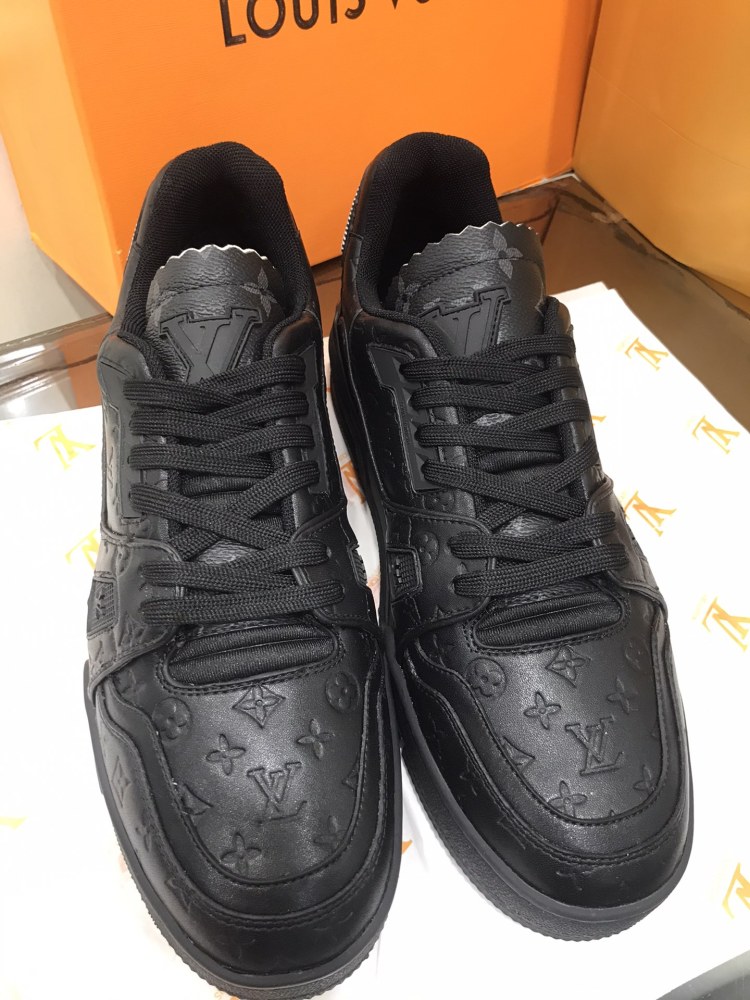 LV sneaker
