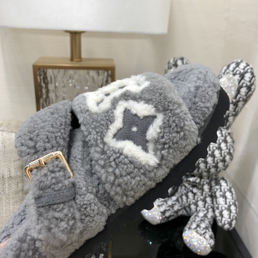LV slippers lvu SIZE  lv毛拖