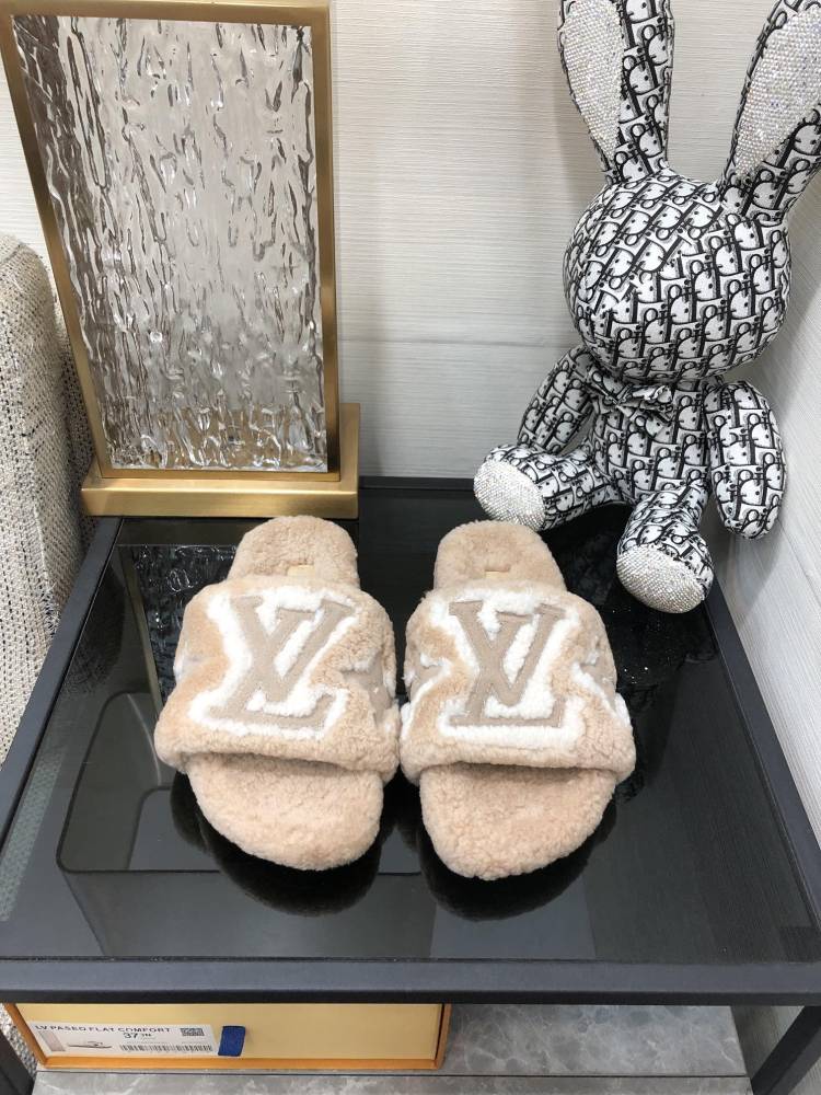 LV slippers lvu SIZE  lv毛拖