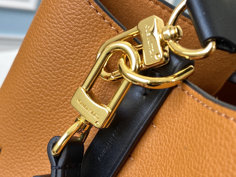 LV Monogram  size 26.0 x 26.0 x 17.5
